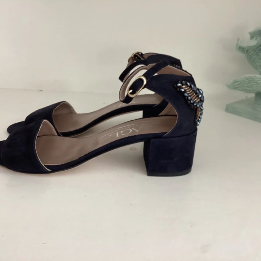 AGL CRYSTAL EMBELLISHMENTS T-STRAP SUEDE NAVY SANDALS SHOES BEAUTIFUL 39 8.5
